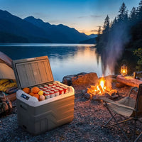 Glacière à compresseur ISKALDO Trek 35 au bord d'un lac, près d'un feu de camp